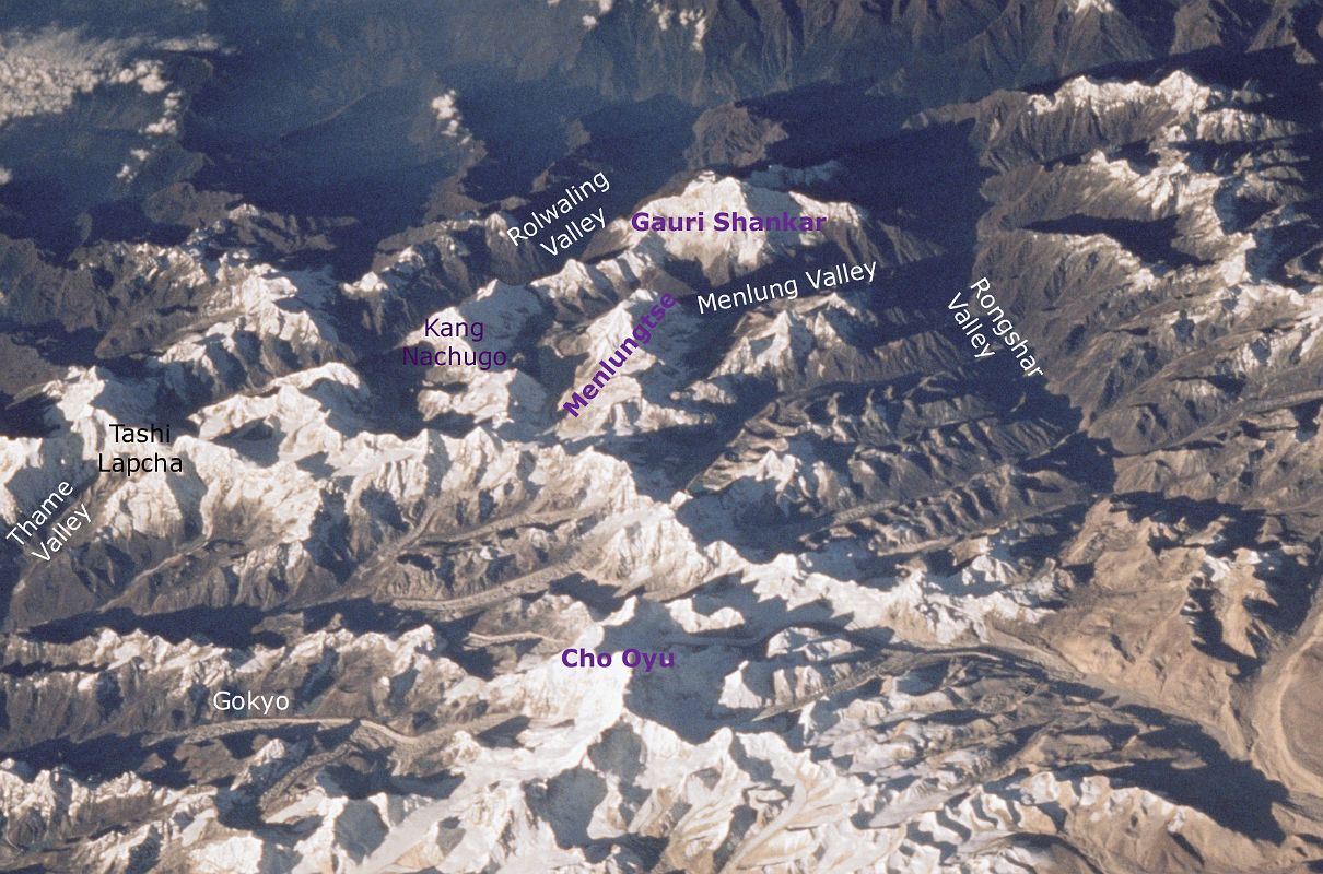 07-2 Nasa STS058-101-22 Cho Oyu, Gauri Shankar and Menlungtse From Northwest with labels Nasa photo spanning Cho Oyu, Gauri Shankar and Menlungtse from the north. Also visible are the Rongshar, Menlung, Rolwaling and Thame valleys, Kang Nachugo, Tashi (Tesi) Lapcha pass, and Gokyo.